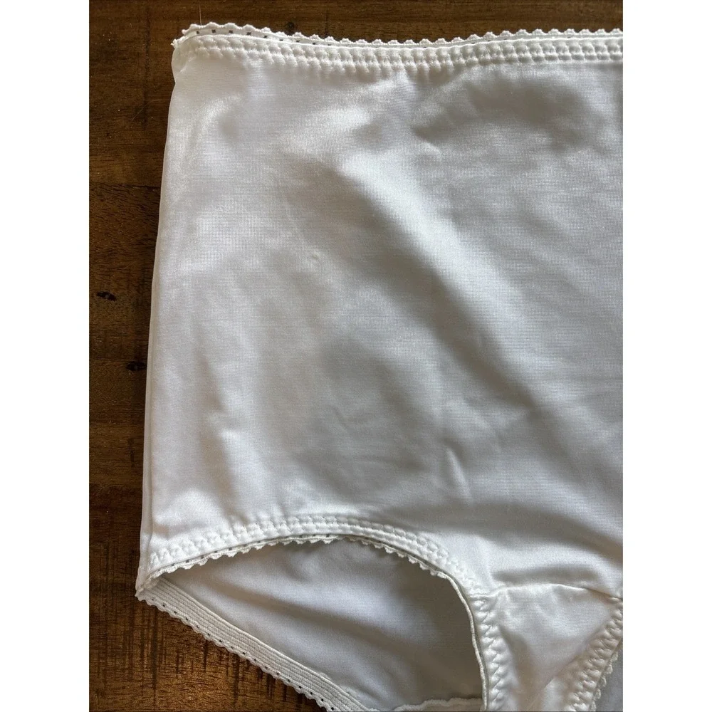VTG Bali Granny Panties White Nylon/Spandex Satin SZ LG‎